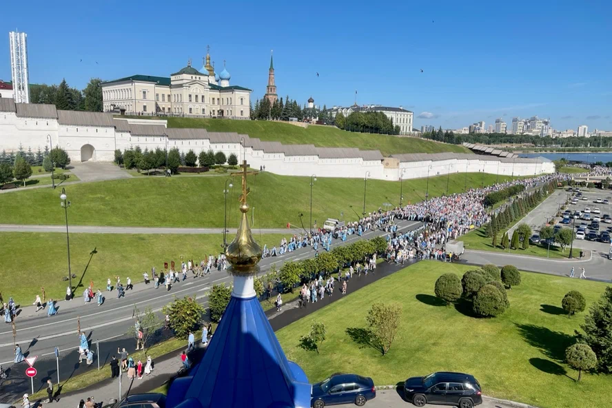 Крестный ход в праздник Казанской иконы Божией Матери в Казани 