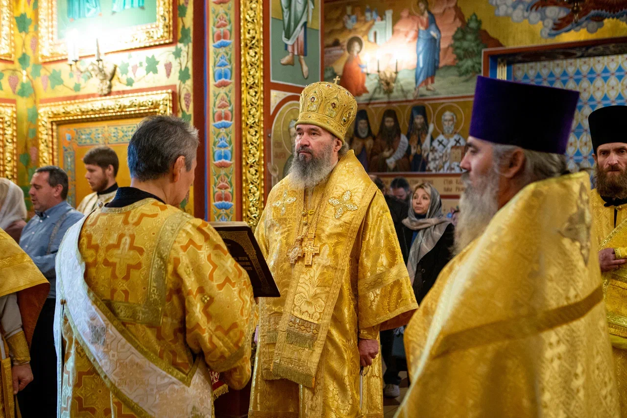 В день памяти святителя Тихона архиепископ Юстиниан совершил Литургию в Казанском соборе Элисты