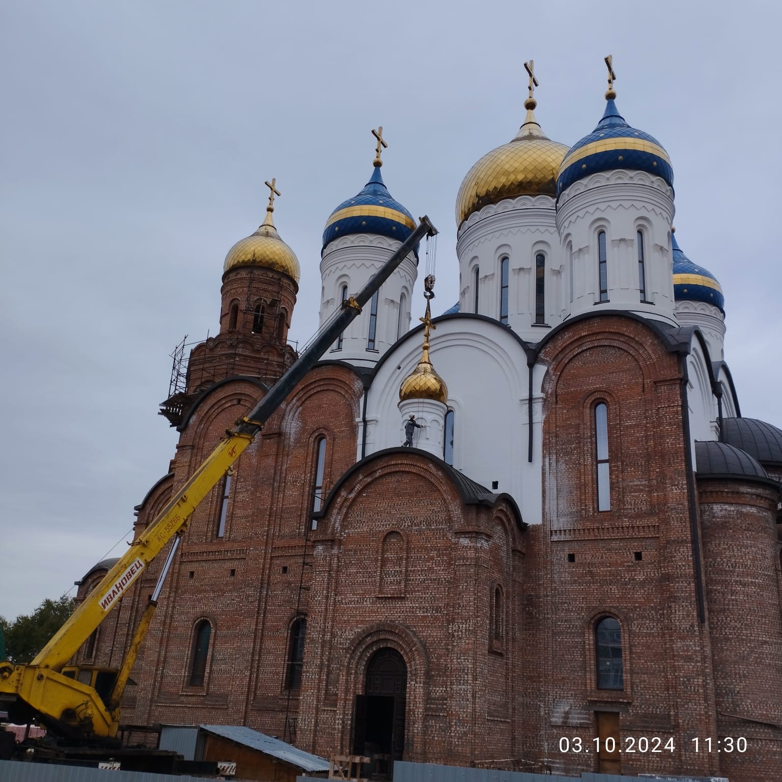 Установлены купола на северном и южном порталах собора