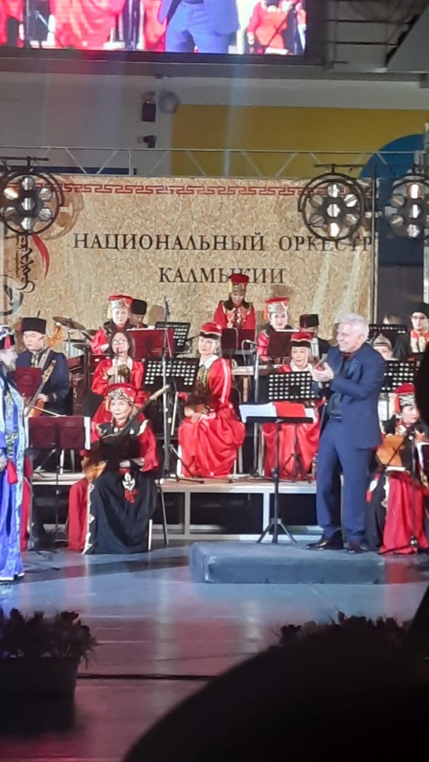 Архиепископ Юстиниан наградил Грамотой коллектив Национального оркестра Калмыкии
