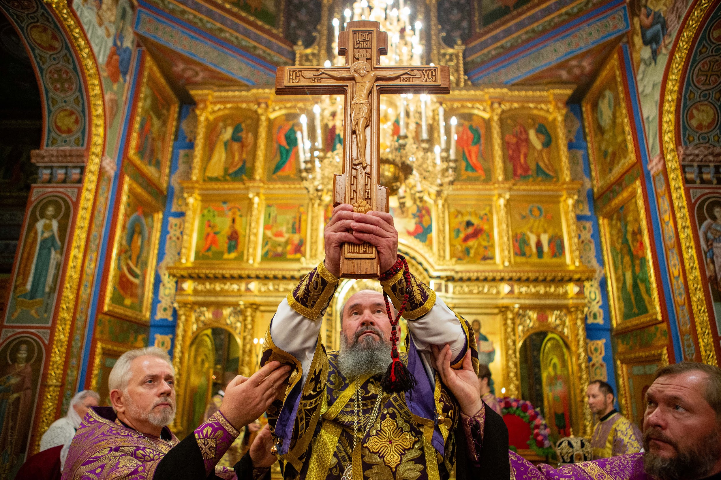 Архиепископ Юстиниан совершил чин Воздвижения Креста в Казанском соборе Элисты 