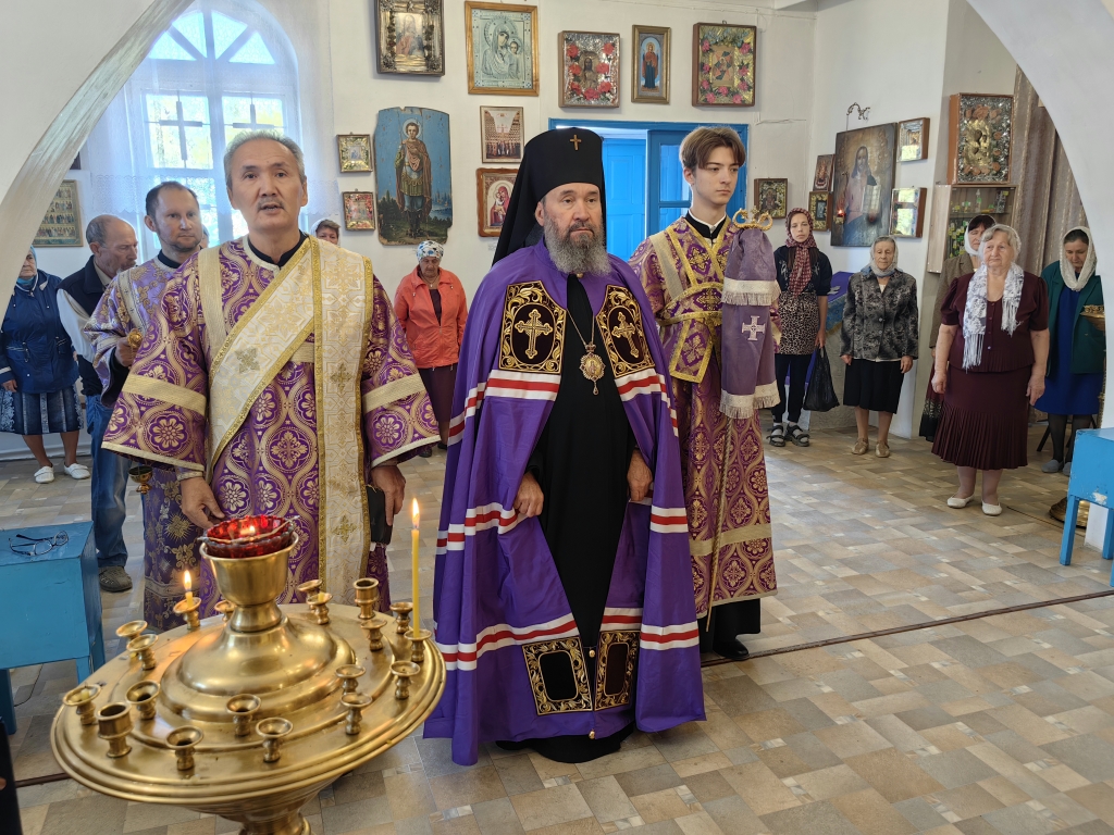 В праздник Воздвижения архиепископ Юстиниан совершил Литургию в храме села Садовое 