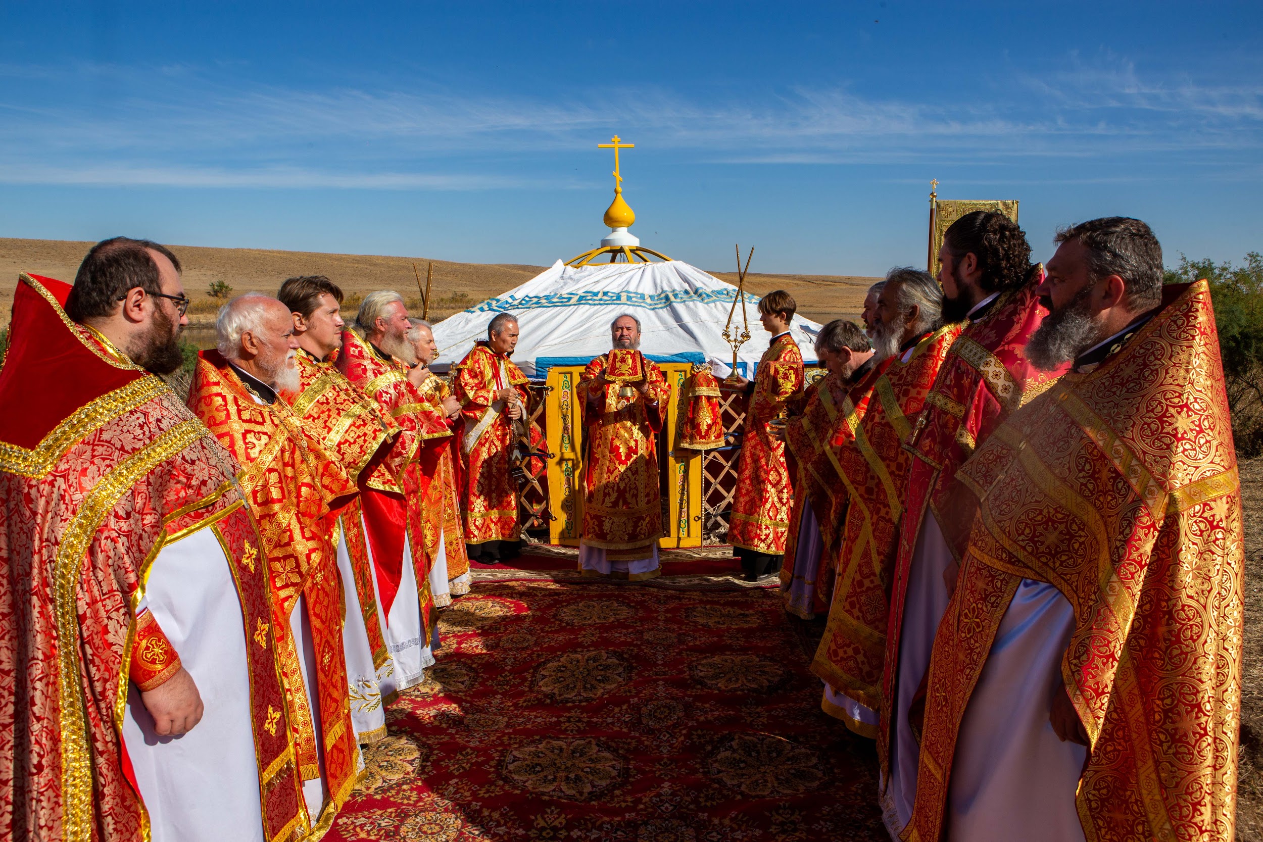 Архиепископ Юстиниан совершил Литургию в храме-кибитке в память священников-просветителей Калмыкии