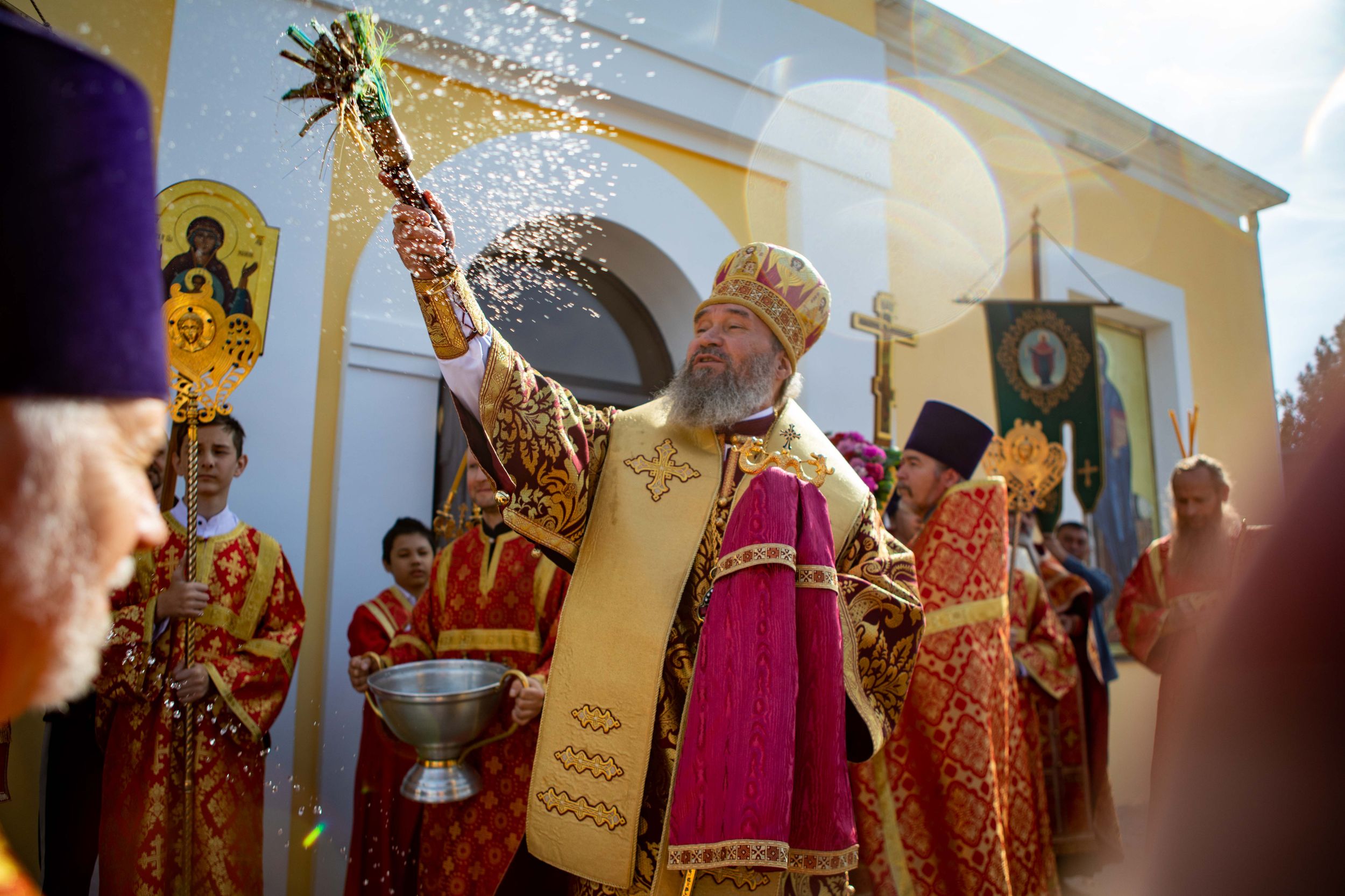 В праздник Всемирного Воздвижения архиепископ Юстиниан совершил Литургию в Казанском соборе Элисты 