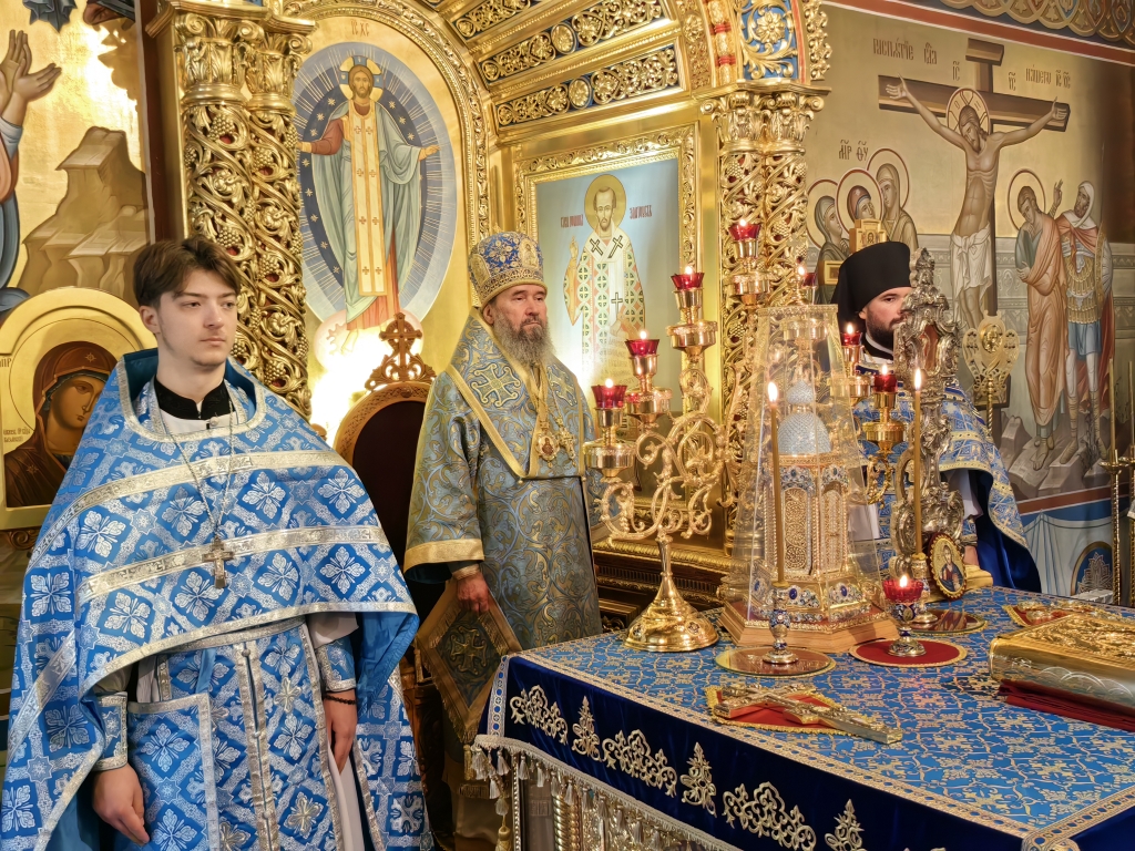 Архиепископ Юстиниан совершил Литургию в Казанском соборе Элисты 