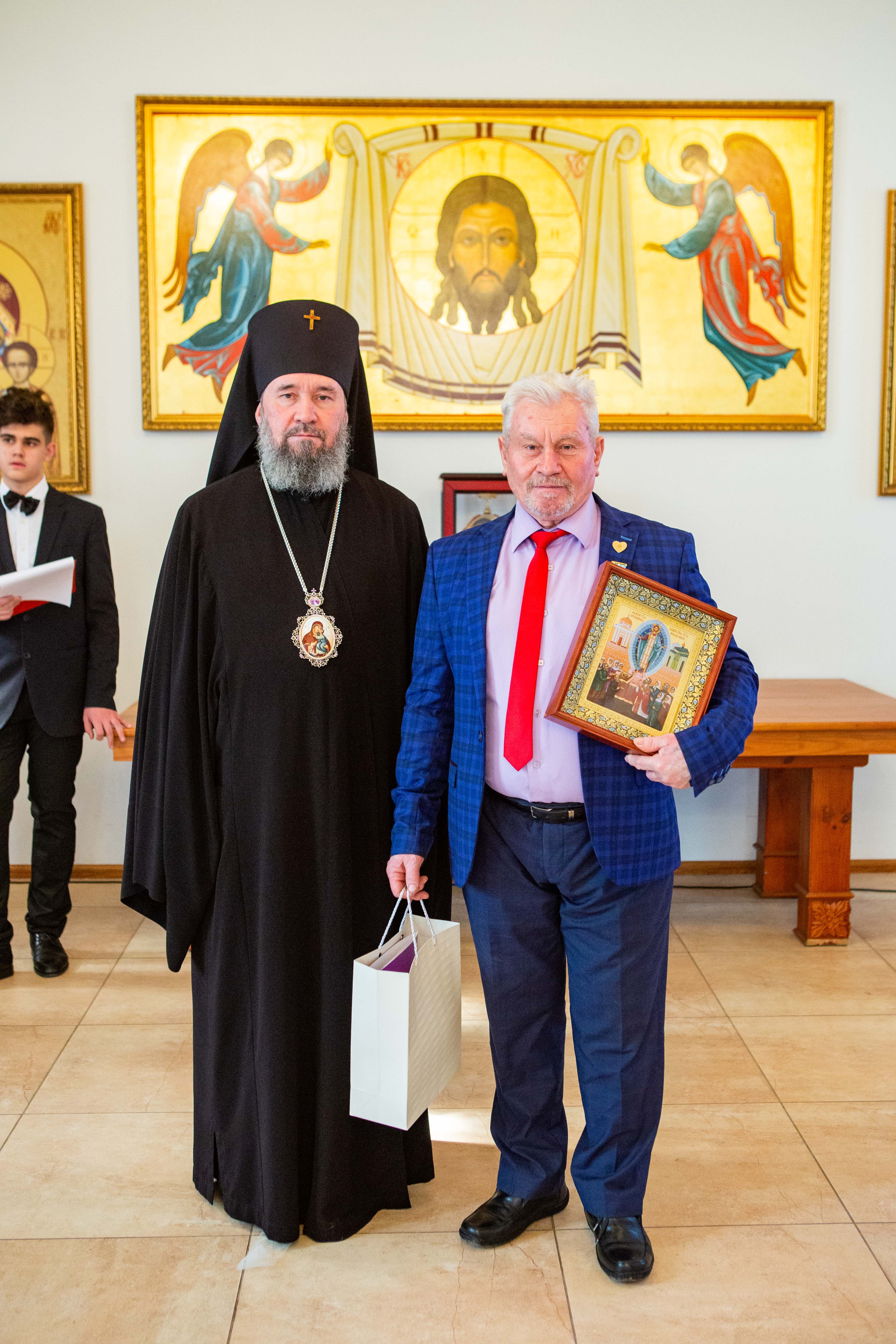 Архиепископ Юстиниан наградил Виктора Серова Епархиальной медалью