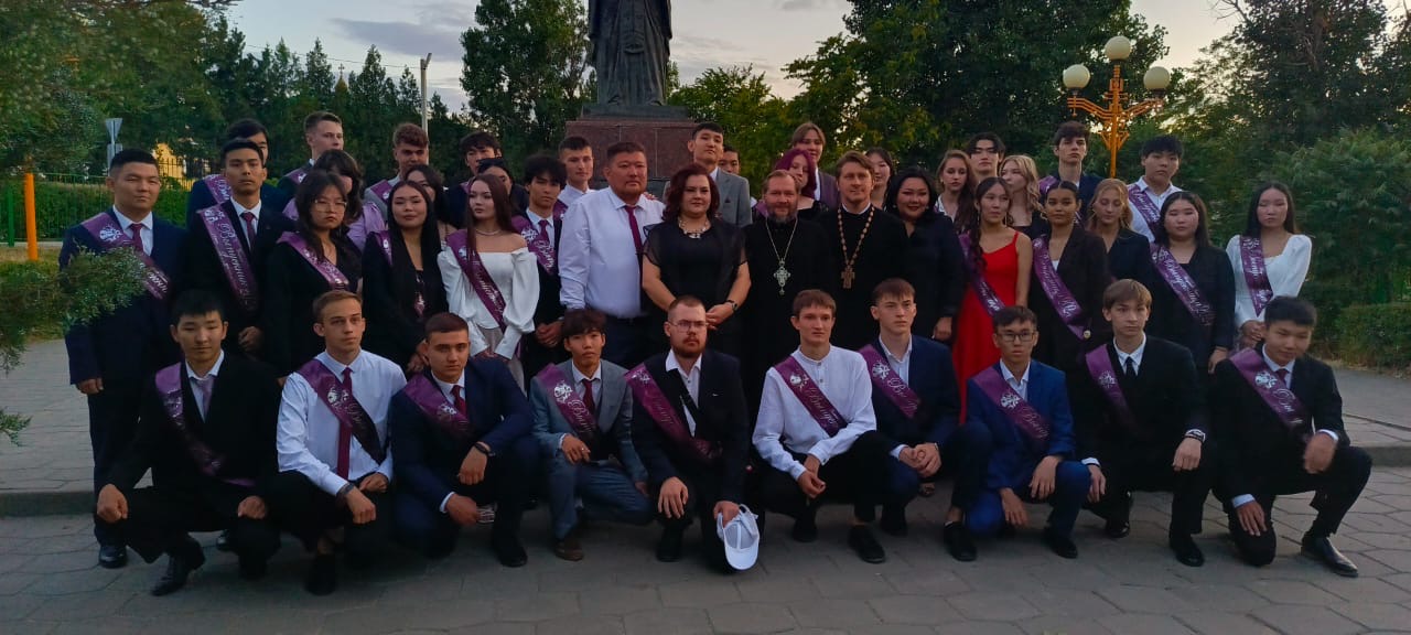 Выпускники Русской гимназии Элисты заложили «капсулу времени» у памятника преподобному Сергию