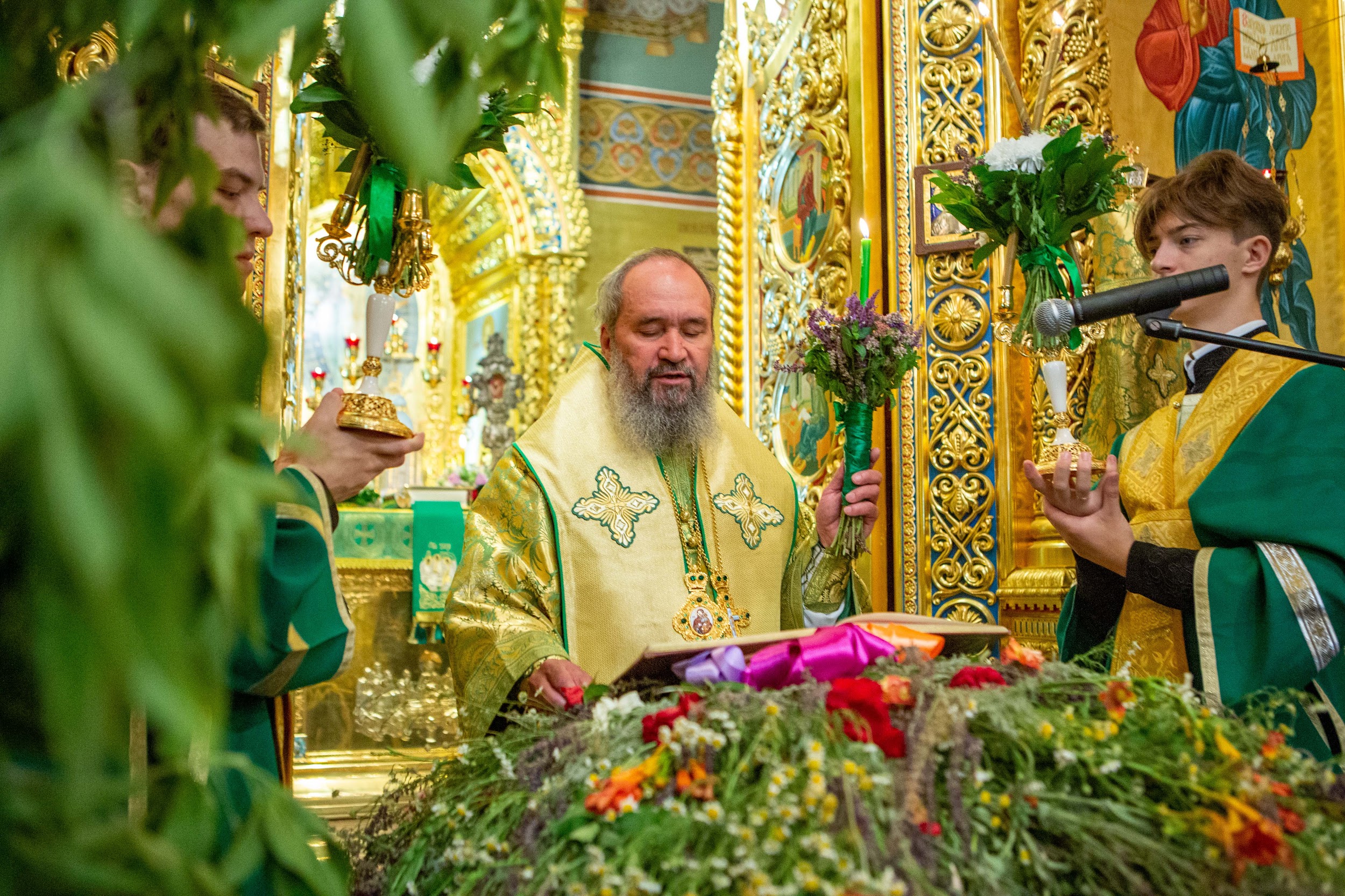 В день Святой Троицы архиепископ Юстиниан совершил Литургию и вечерню в Казанском соборе Элисты 
