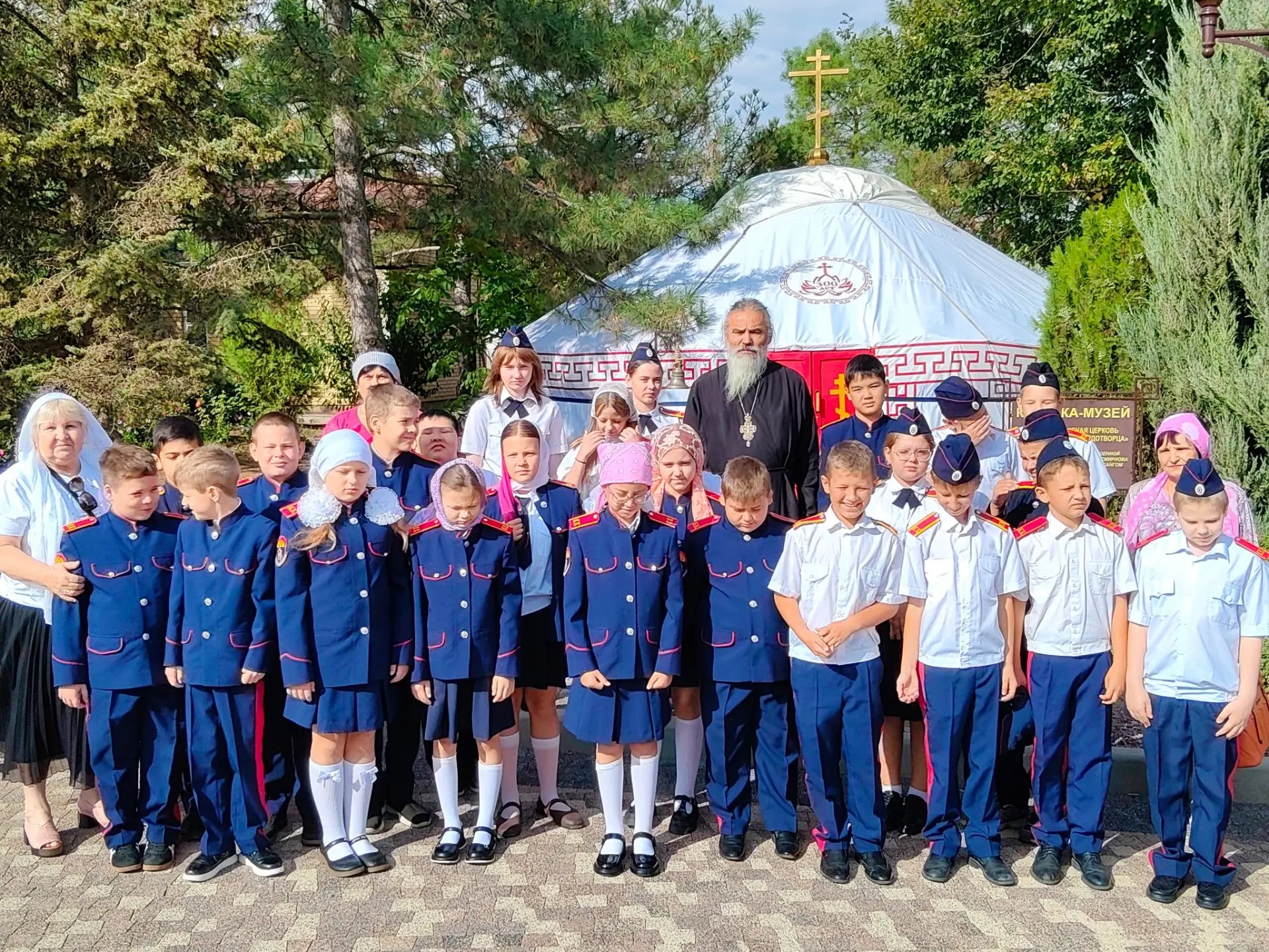 Ученики казачьих классов школы № 2 Элисты посетили Казанский кафедральный собор