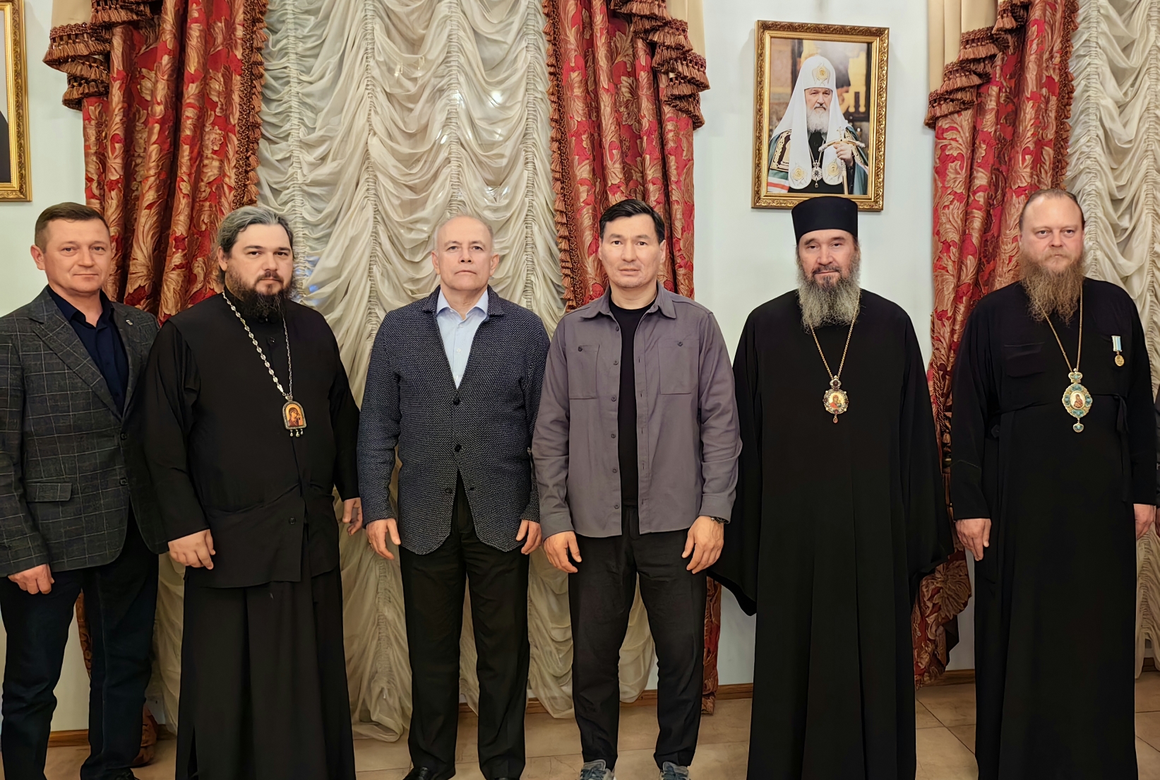 Бату Хасиков поздравил архиепископа Юстиниана с престольным праздником Казанского собора