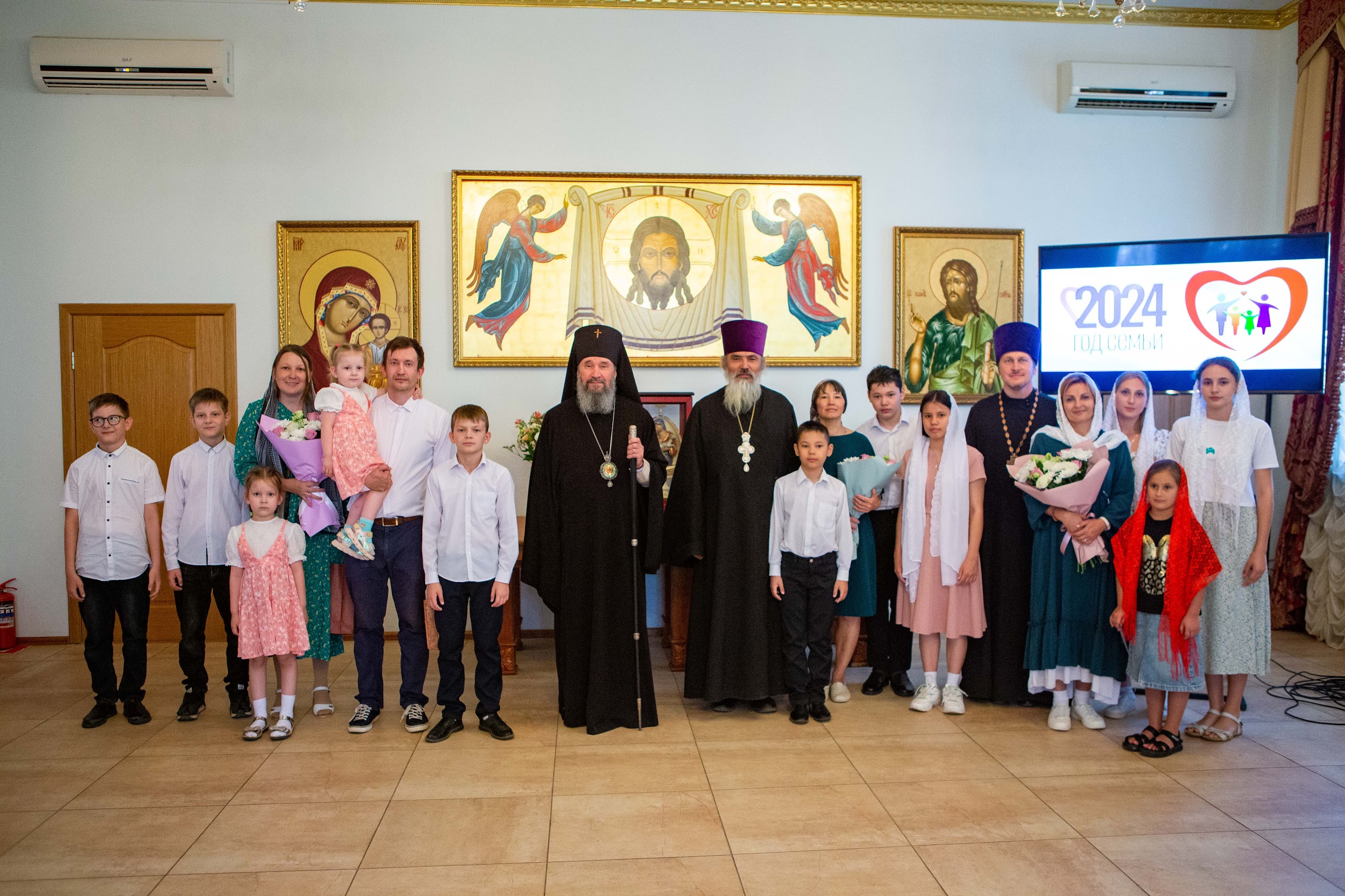 Архиепископ Юстиниан наградил многодетные семьи священнослужителей