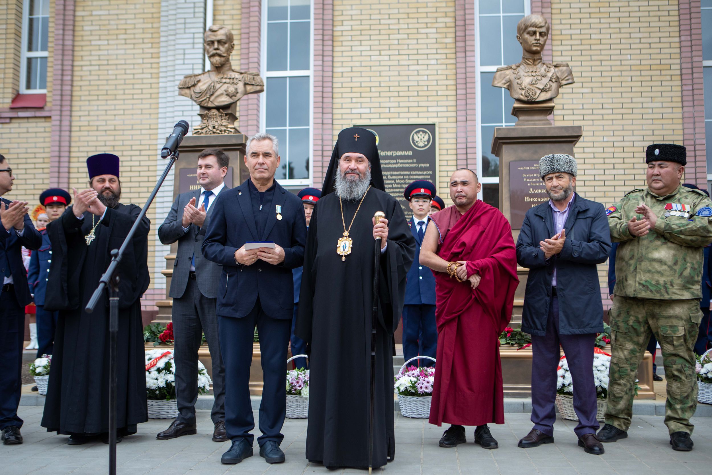 В Городовиковске открыли памятники Николаю II и цесаревичу Алексею