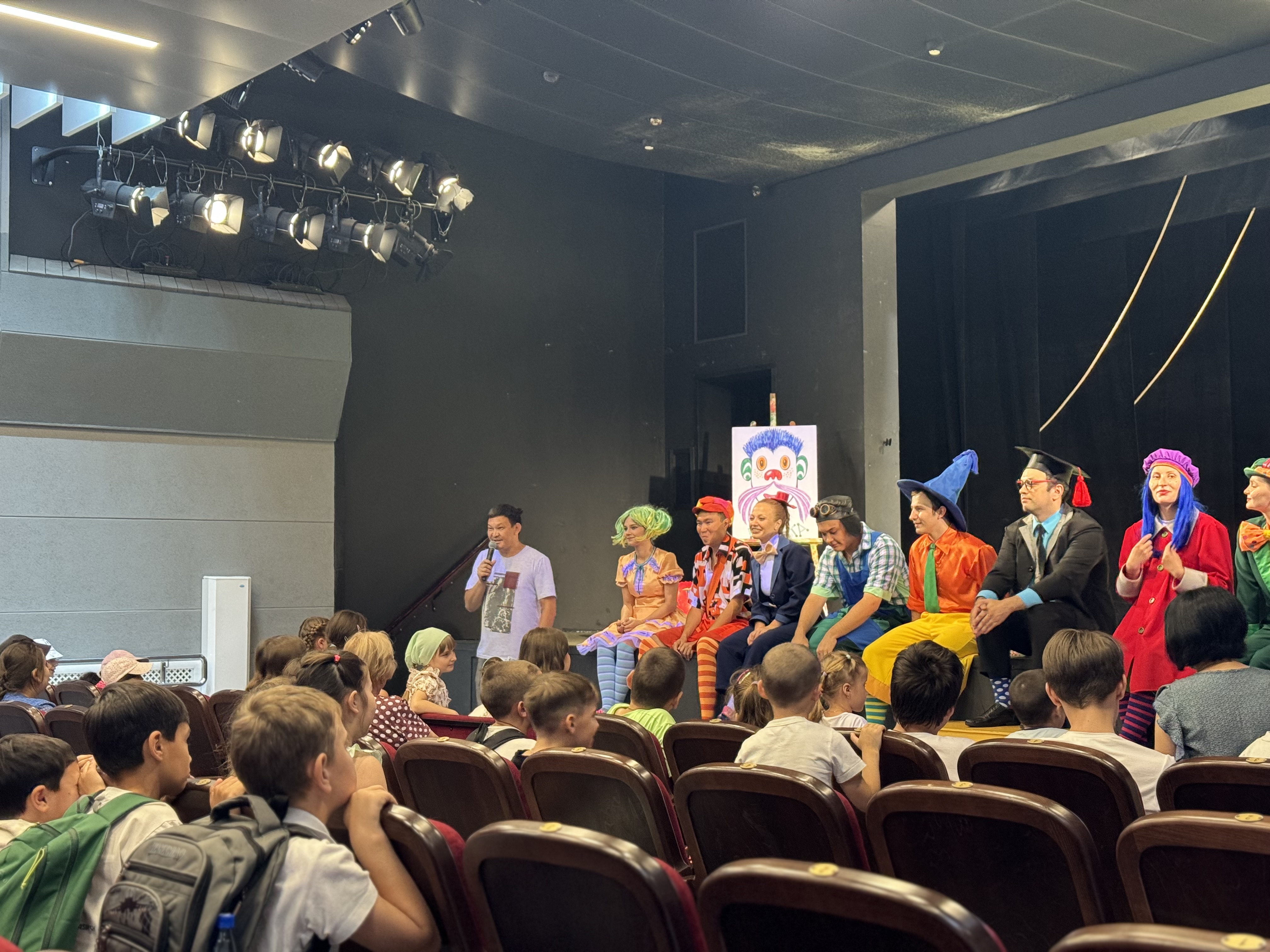 Воспитанники воскресной школы побывали на спектакле и встретились с актерами Русского театра