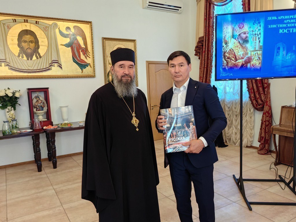 Бату Хасиков поздравил архиепископа Юстиниана с годовщиной архиерейской хиротонии 