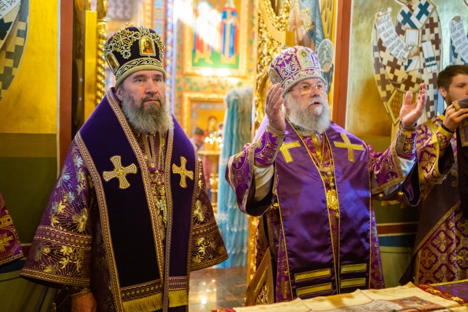 Архиепископ Юстиниан и епископ Иннокентий совершили Литургию в Казанском соборе Элисты 