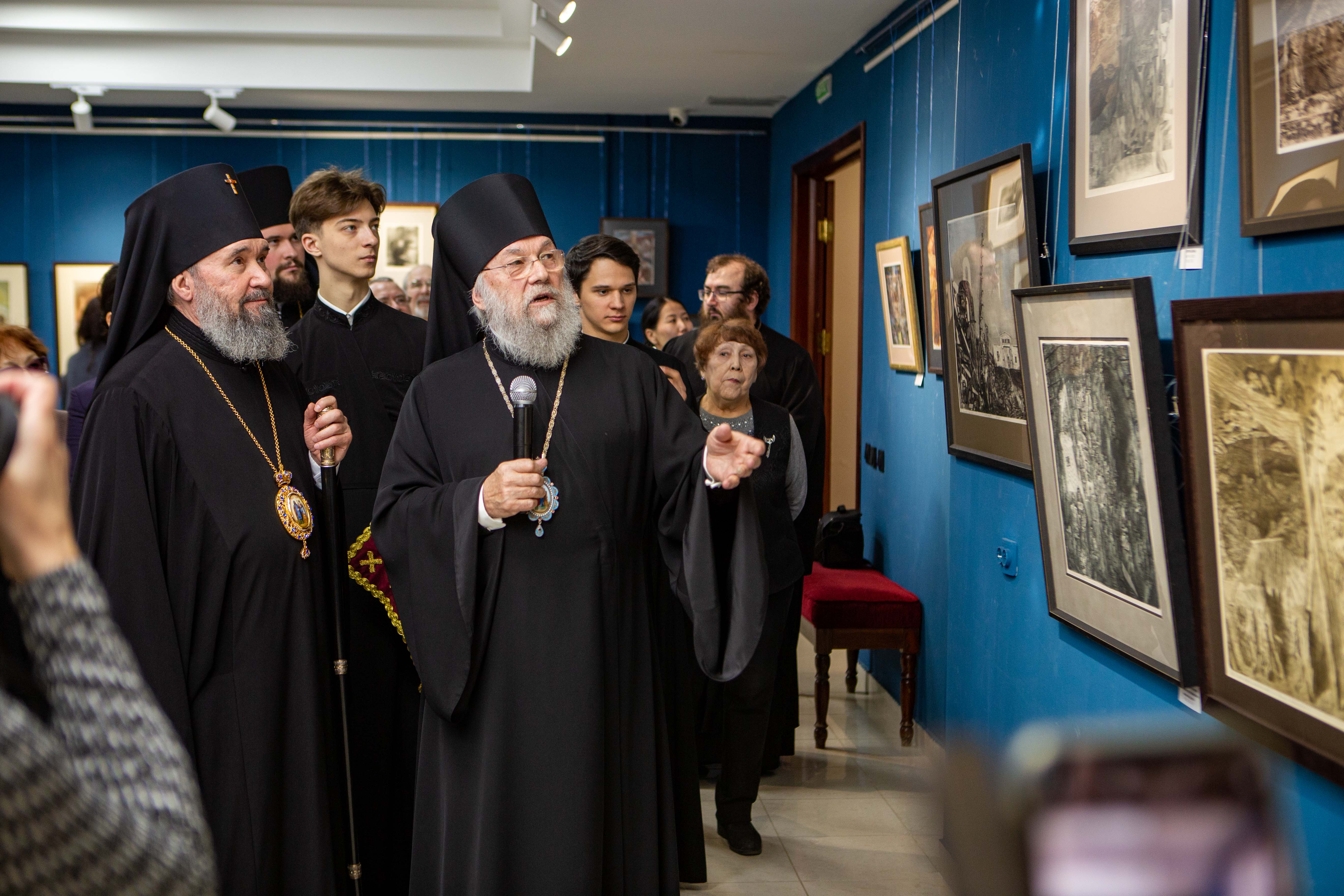 Архиепископ Юстиниан открыл  выставку «Соединяя берега Отечества»