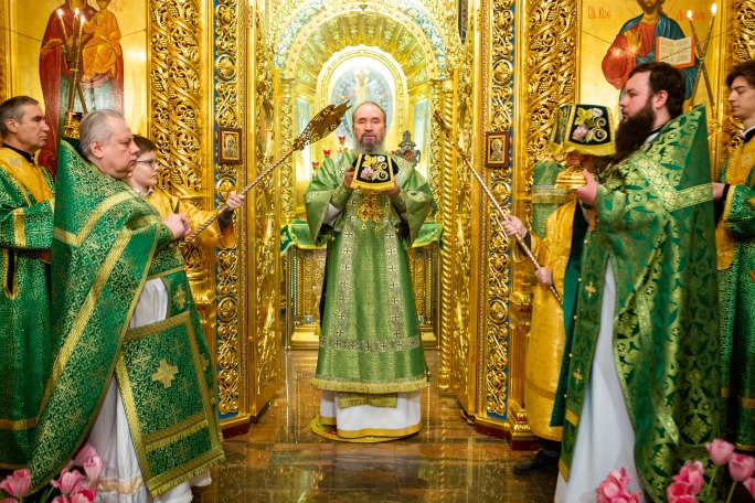 Архиепископ Юстиниан совершил Литургию в Казанском соборе Элисты в день всех преподобных отцов, в подвиге просиявших 