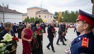 В Городовиковске открыли памятники Николаю II и цесаревичу Алексею