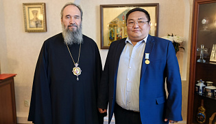 Архиепископ Юстиниан наградил главу администрации Приютненского района Басана Манжикова епархиальной медалью