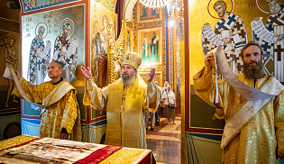 Архиепископ Юстиниан совершил Литургию в Казанском соборе Элисты 