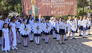 В Элисте состоялось торжественное построение учащихся казачьих классов в честь праздника Покрова Пресвятой Богородицы