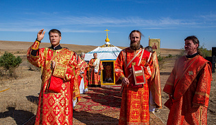 Архиепископ Юстиниан совершил Литургию в храме-кибитке в память священников-просветителей Калмыкии