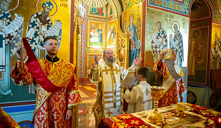 В день отдания Пасхи архиепископ Юстиниан совершил Литургию в Казанском соборе Элисты 