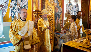 Архиепископ Юстиниан совершил Литургию в Казанском соборе Элисты 