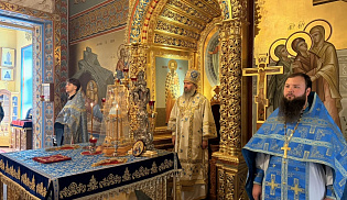 Архиепископ Юстиниан совершил Литургию в Казанском соборе Элисты 