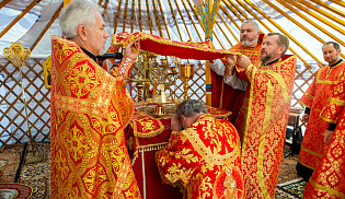 Архиепископ Юстиниан совершил Литургию в храме-кибитке в память священников-просветителей Калмыкии