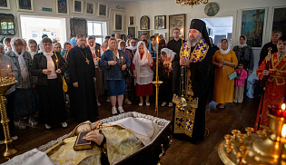 В праздник Всемирного Воздвижения архиепископ Юстиниан совершил Литургию в Казанском соборе Элисты 