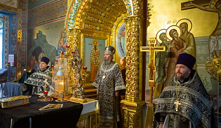 В Великую Субботу архиепископ Юстиниан совершил Литургию в Казанском соборе Элисты