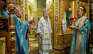 В праздник Рождества Пресвятой Богородицы архиепископ Юстиниан совершил Литургию в Казанском соборе Элисты