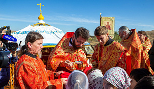 Архиепископ Юстиниан совершил Литургию в храме-кибитке в память священников-просветителей Калмыкии