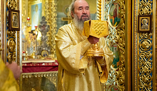 Архиепископ Юстиниан совершил Литургию в Казанском соборе Элисты 
