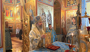 Архиепископ Юстиниан совершил Литургию в Казанском соборе Элисты 