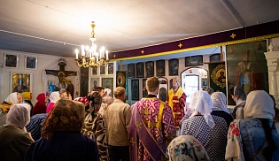 В праздник Всемирного Воздвижения архиепископ Юстиниан совершил Литургию в Казанском соборе Элисты
