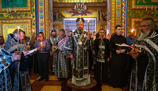 Архиепископ Юстиниан совершил вечерню с выносом Плащаницы и утреню Великой Субботы с погребением Спасителя 
