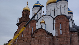 Установлены купола на северном и южном порталах собора