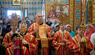 В праздник Всемирного Воздвижения архиепископ Юстиниан совершил Литургию в Казанском соборе Элисты 