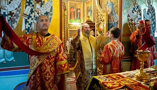 В праздник Всемирного Воздвижения архиепископ Юстиниан совершил Литургию в Казанском соборе Элисты 