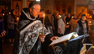 Архиепископ Юстиниан совершил утреню Великого Пятка с чтением двенадцати страстных Евангелий в Софийском храме Элисты 