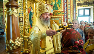 Архиепископ Юстиниан совершил Литургию в Казанском соборе Элисты 