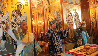 В праздник иконы «Всецарица» архиепископ Юстиниан совершил Литургию в Казанском соборе Элисты 