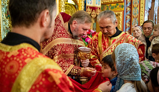 В праздник Всемирного Воздвижения архиепископ Юстиниан совершил Литургию в Казанском соборе Элисты 