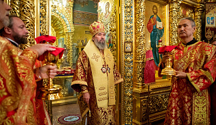 В праздник Всемирного Воздвижения архиепископ Юстиниан совершил Литургию в Казанском соборе Элисты 