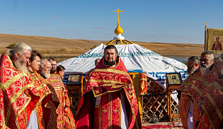 Архиепископ Юстиниан совершил Литургию в храме-кибитке в память священников-просветителей Калмыкии