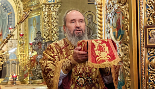 В праздник Всемирного Воздвижения архиепископ Юстиниан совершил Литургию в Казанском соборе Элисты 