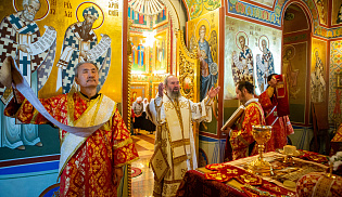 Во вторник Светлой седмицы архиепископ Юстиниан совершил Литургию в Казанском соборе Элисты 