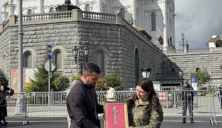 Борис Корчевников пронес икону Явления Господа Иисуса Христа в Элисте в Общемосковском крестном ходе